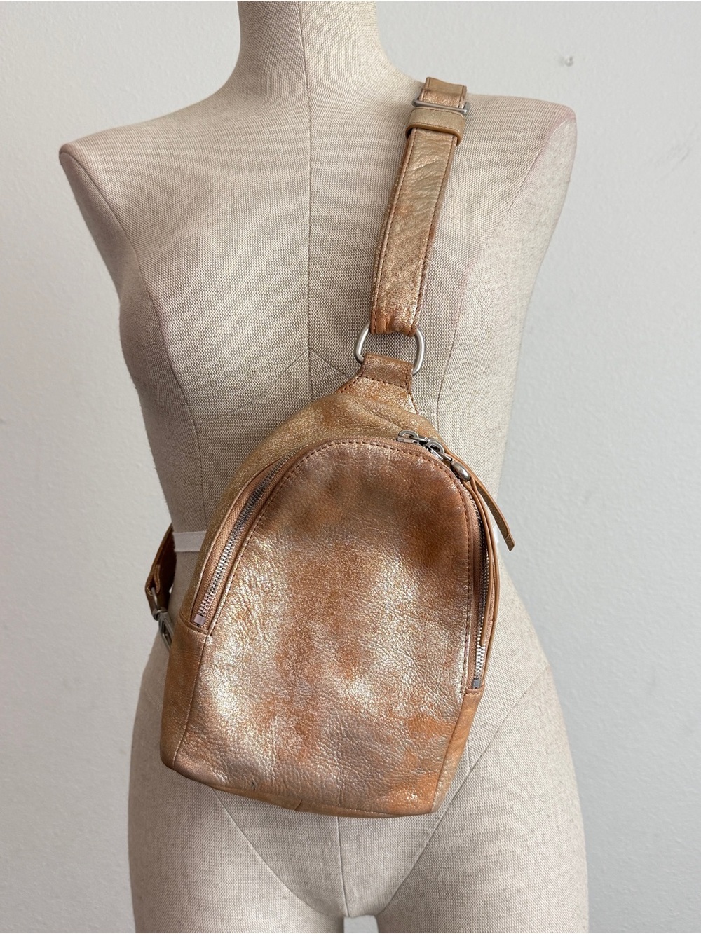 Hobo Fern Sling | Metallic Leather | Saddle Stardust